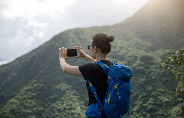 Mulher Caminhante Usando Smartphone Topo Montanha Floresta — Fotografia de Stock