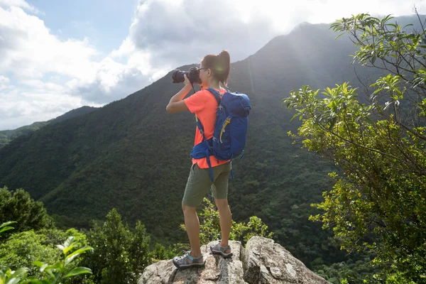 Mujer Fotógrafa Tomando Fotos Cima Las Montañas Verano — Foto de Stock