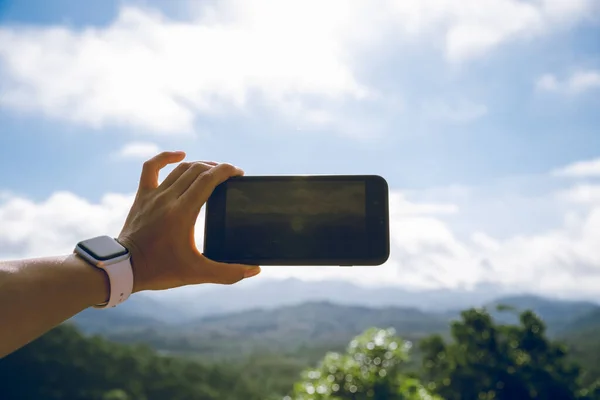 Main Utilisant Téléphone Portable Prenant Des Photos Dans Nature Lever — Photo