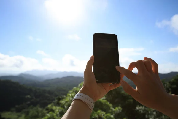 Mains Utilisant Téléphone Mobile Prenant Des Photos Dans Nature Lever — Photo