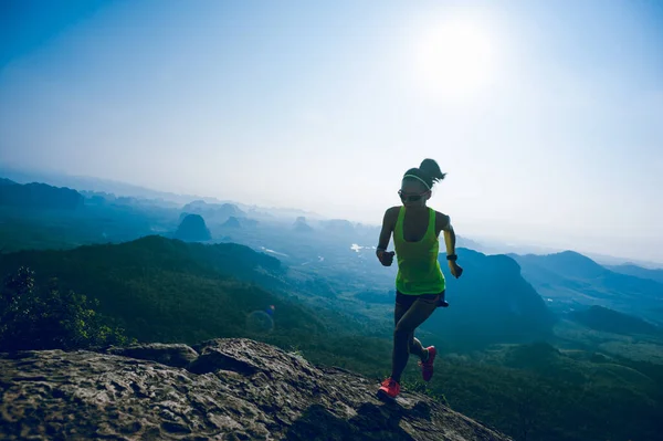 Fitness Vrouw Runner Loopt Tot Zonsopgang Bergtop — Stockfoto