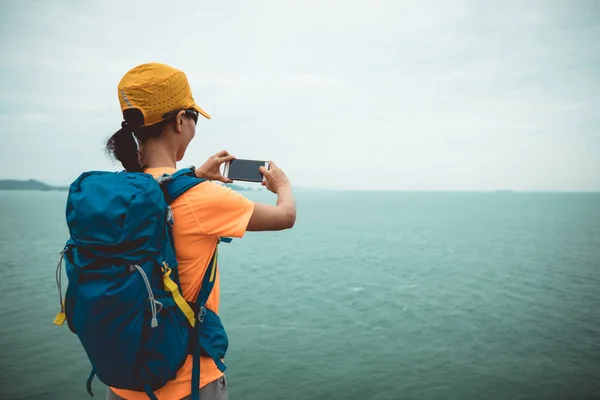 Kvinna Vandrare Tar Foto Med Smartphone Havet — Stockfoto