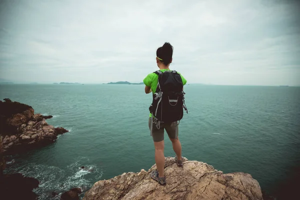 Vrouwelijke Wandelaar Maakt Foto Met Smartphone Klif Van Kust — Stockfoto