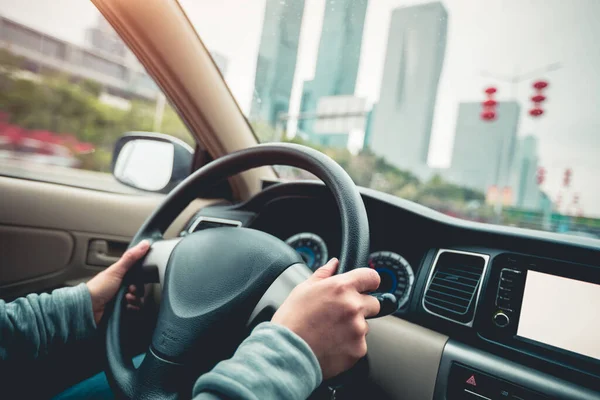 Ręce Trzymające Kierownicę Podczas Jazdy Samochodem Drogach Miejskich — Zdjęcie stockowe