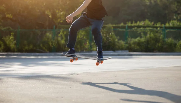 Skateboarder Skateboarden Ochtend Buiten Parkeerplaats — Stockfoto