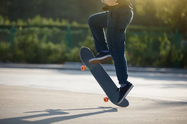 Skateboarder Skateboarden Ochtend Buiten Parkeerplaats — Stockfoto