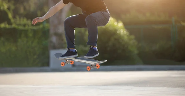 Skateboardista Skateboarding Ráno Venku Parkovišti — Stock fotografie