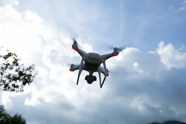 Drone Branco Com Câmera Voando Montanhas Verão Sob Nuvens Tempestade — Fotografia de Stock