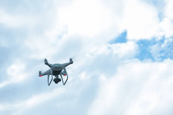 Fehér Drón Kamerával Repül Levegőben — Stock Fotó