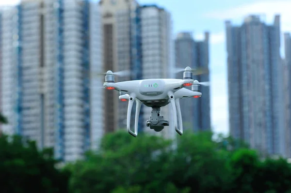 Drone Branco Com Câmera Voando — Fotografia de Stock