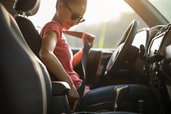 Motorista Feminina Apertar Cinto Segurança Antes Dirigir Carro — Fotografia de Stock
