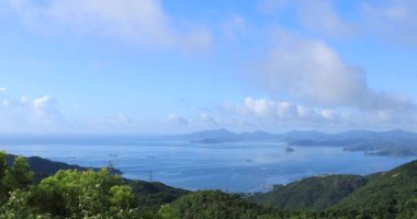 Dağların güzel manzarası Mavi gökyüzü ve deniz