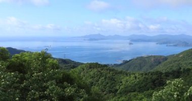 Dağların güzel manzarası Mavi gökyüzü ve deniz