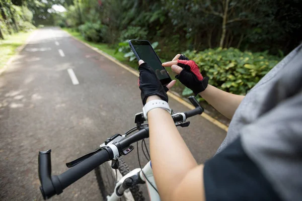 Smartphone Beim Fahrradfahren Sonnigen Tagen Nutzen — Stockfoto