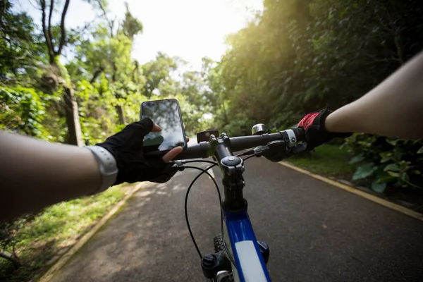 Smartphone App Zur Navigation Während Der Radtour Auf Dem Waldweg — Stockfoto
