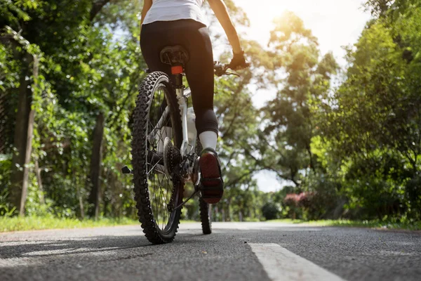 Kobieta Jeżdżąca Ścieżką Rowerową Parku Słoneczny Dzień — Zdjęcie stockowe