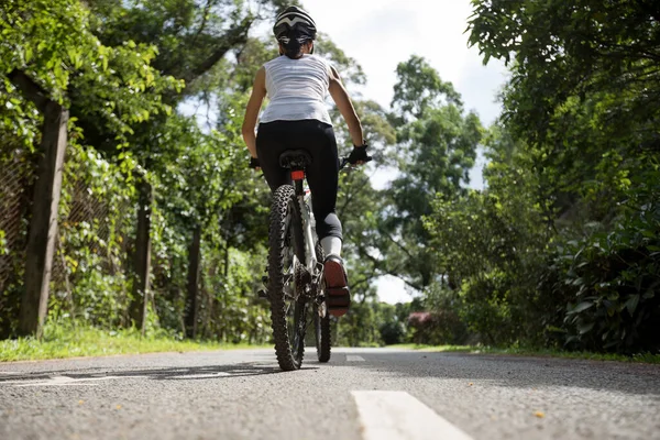 Mujer Montando Carril Bici Parque Día Soleado — Foto de Stock