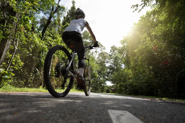 Mujer Montando Carril Bici Parque Día Soleado — Foto de Stock