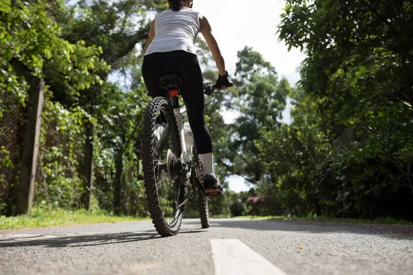 Mujer Montando Carril Bici Parque Día Soleado — Foto de Stock