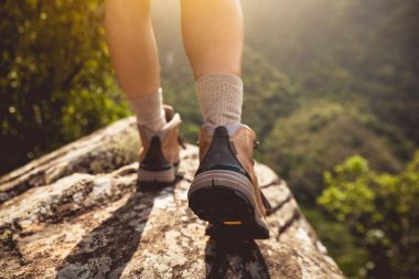 Başarılı yürüyüşçü dağın tepesindeki manzaranın tadını çıkar.