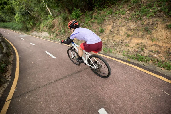 Bir Kadın Dağ Yolunda Hızla Yamaçtan Aşağı Doğru Bisiklet Sürüyor — Stok fotoğraf