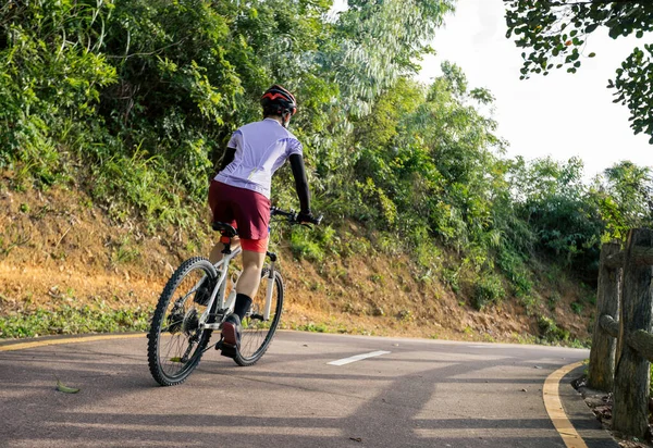 Жінка Їде Велосипеді Сходження Схил Гори Сонячний День — стокове фото
