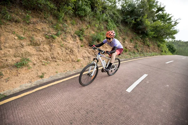 Kobieta Jazda Rowerze Dół Stoku Szybką Prędkością Szlaku Górskim — Zdjęcie stockowe
