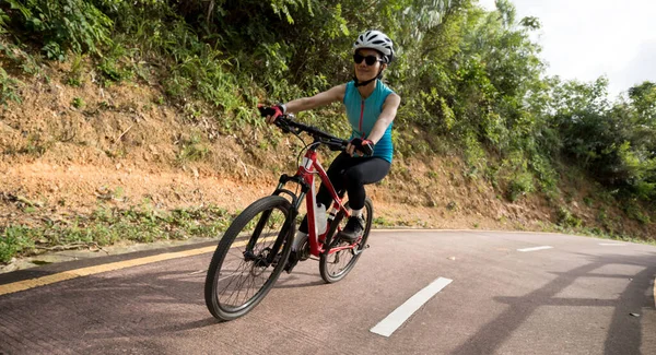 Woman Riding Bike Sunny Mountain Trail — Stock Photo, Image