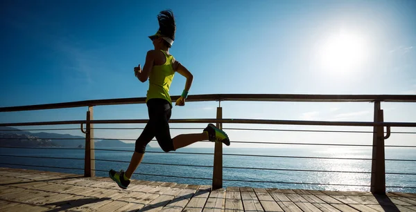 Αθλητική Fitness Γυναίκα Δρομέας Τρέχει Στην Παραλιακή Προβλήτα Κατά Την — Φωτογραφία Αρχείου