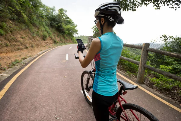 Ciclista Usando Teléfono Inteligente Mientras Monta Bicicleta Día Soleado —  Fotos de Stock