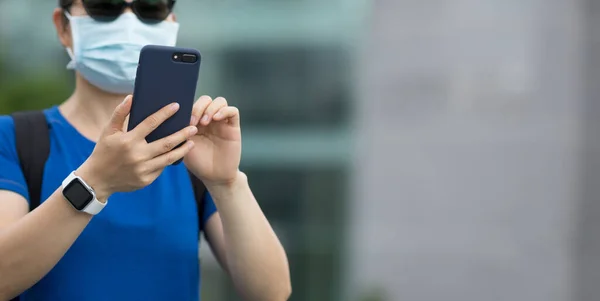 Mulher Usando Máscara Facial Usando Telefone Inteligente Cidade — Fotografia de Stock