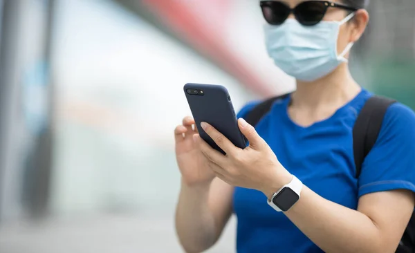 Mulher Usando Máscara Facial Usando Telefone Inteligente Cidade — Fotografia de Stock