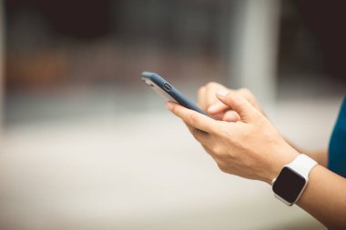 Şehirde akıllı telefon kullanan eller