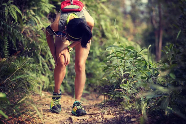 Young Fitness Woman Runner Sports Injury Her Knee — Stock Photo, Image