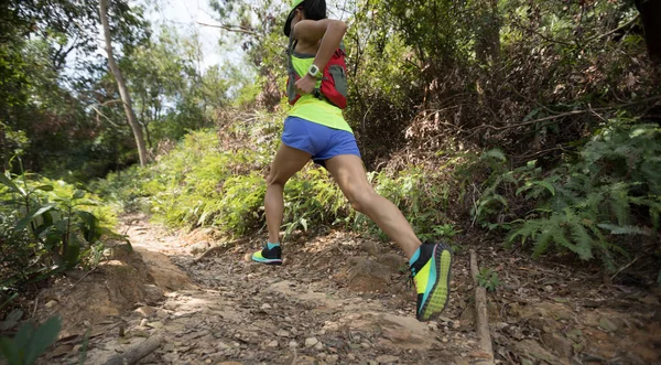 Ormanda Koşan Kadın Koşucu — Stok fotoğraf