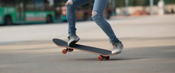 Skateboarder Gambe Skateboard All Aperto Nel Parcheggio — Foto Stock