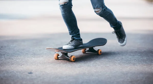 Skateboarder Benen Skateboarden Buiten Parkeerplaats — Stockfoto