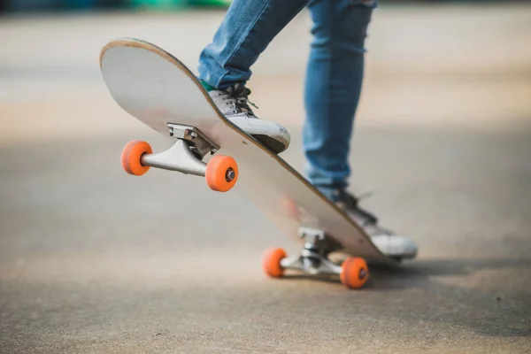 Skateboarder Benen Skateboarden Buiten Parkeerplaats — Stockfoto
