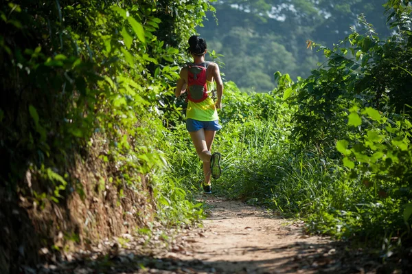 森の小道を走る女超マラソンランナー — ストック写真