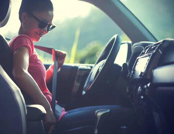 Sopir Wanita Pasang Sabuk Pengaman Sebelum Mengendarai Mobil — Stok Foto