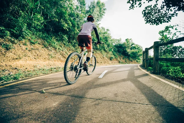 Mujer Montar Bicicleta Escalada Por Pendiente Montaña Día Soleado — Foto de Stock