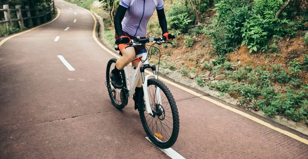 Woman Riding Bike Mountain Trail — Stock Photo, Image