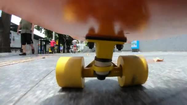 市内のスケートボーダースケートボードの映像です — ストック動画