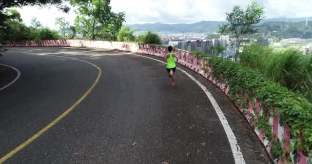 Luchtfoto Van Fitness Vrouw Loper Hardlopen Bergen Weg — Stockvideo