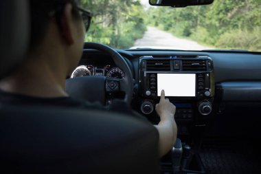 Doğada off-road araba sürmek