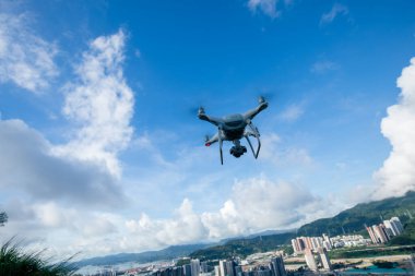 Havada uçan kameralı beyaz dron