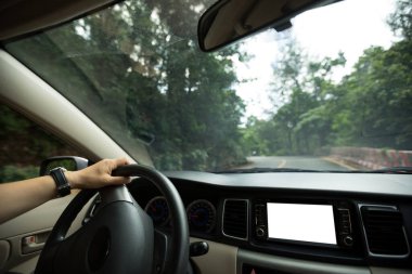 Kırsal yolda araba kullanan insanlar 