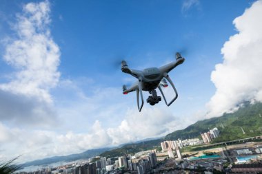 Havada uçan kameralı beyaz dron