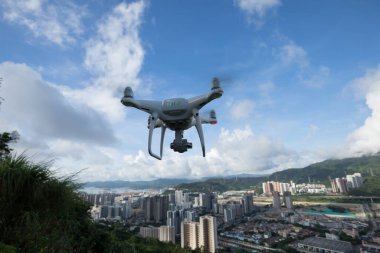 Havada uçan kameralı beyaz dron