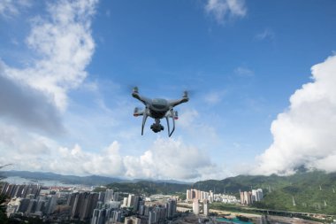 Havada uçan kameralı beyaz dron